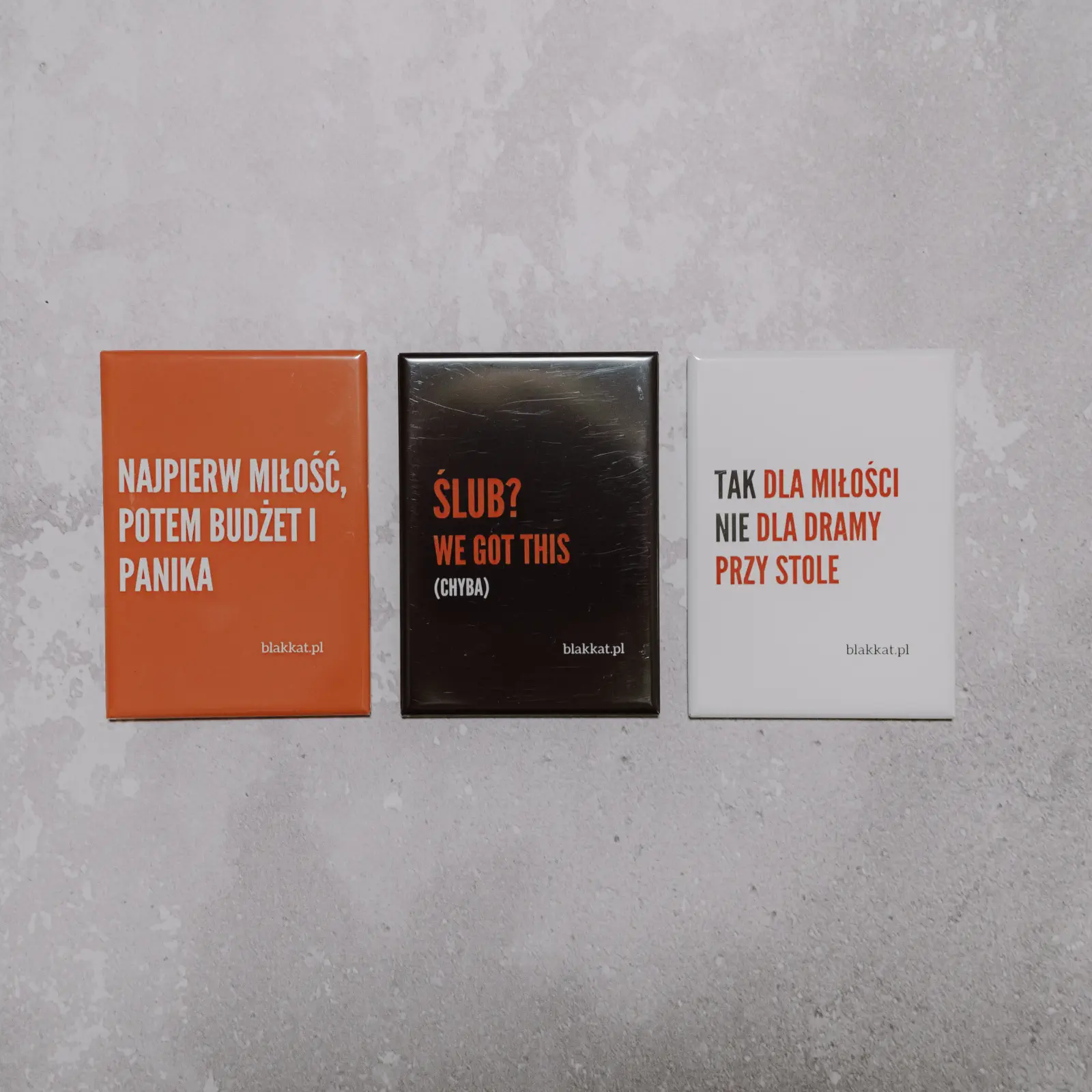 Detal wykonania fotomagnesów Blakkat - solidny magnes na całych plecach