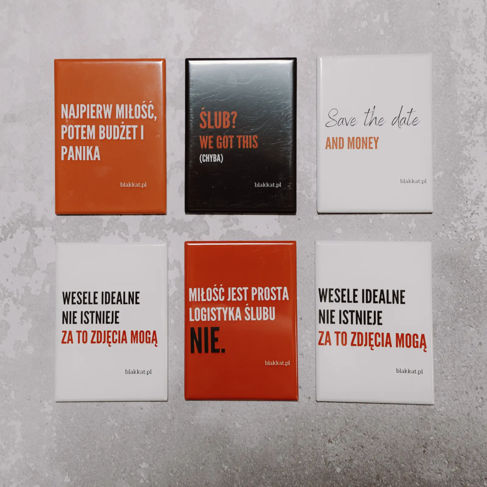 Fotomagnes Blakkat umieszczony na lodówce